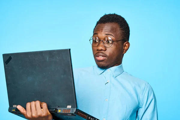 Joven Africano Sorprendido Empresario Sosteniendo Portátil Aislado Sobre Fondo Azul — Foto de Stock