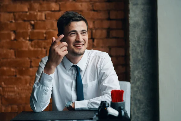 Jungunternehmer Sitzt Büro — Stockfoto