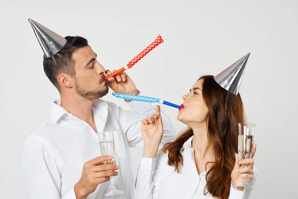 Retrato Jovem Casal Bonito Comemorando Novo Ano Chapéus Festa — Fotografia de Stock