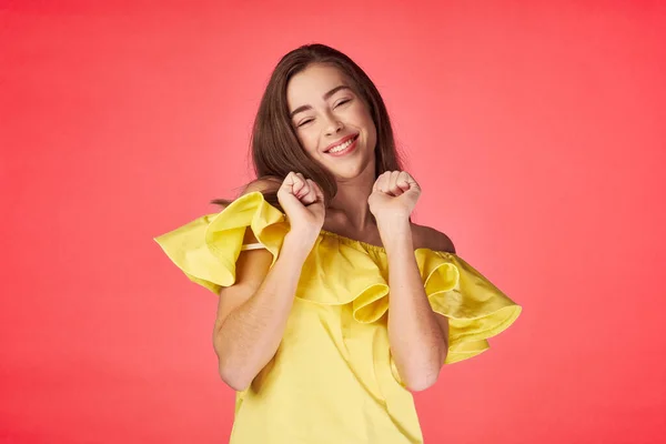 Jovem Bela Mulher Posando Estúdio Fundo Coral — Fotografia de Stock