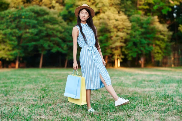 Joven Mujer Asiática Con Bolsas Papel Parque — Foto de Stock