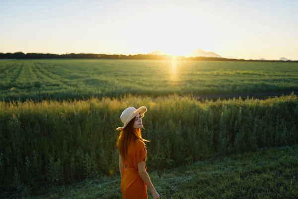 Junge Frau Posiert Bei Sonnenuntergang Auf Einem Weizenfeld — Stockfoto