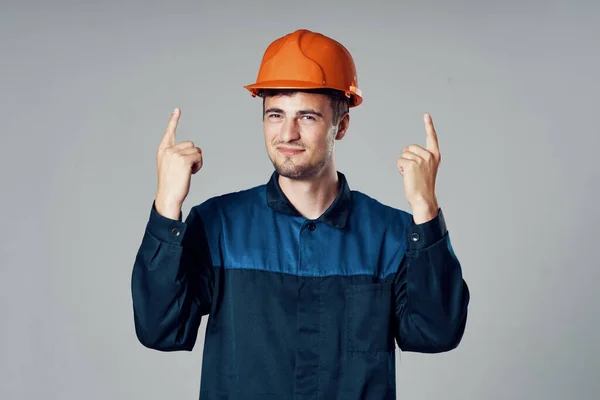 Estúdio Tiro Trabalhador Industrial Capacete Laranja Está Apontando — Fotografia de Stock