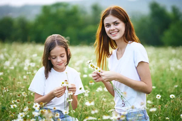 Junge Mutter Und Ihre Tochter Amüsieren Sich Auf Kamillenfeld — Stockfoto