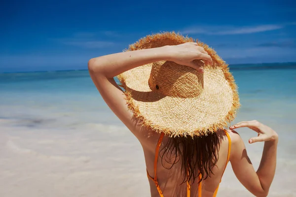 Joven Hermosa Mujer Relajándose Playa —  Fotos de Stock