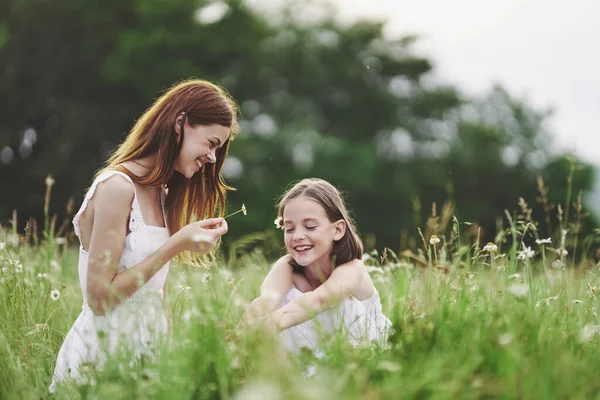 Young Mother Her Daughter Having Fun Camomile Field — Stock Photo, Image