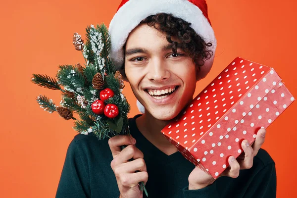 Junger Schöner Mann Hält Weihnachtsgeschenk Atelier — Stockfoto