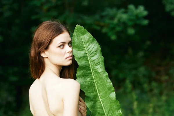 Joven Hermosa Mujer Posando Con Hoja Verde Jardín — Foto de Stock