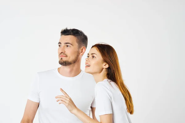 Jovem Casal Estúdio Olhando Para Fundo Isolado — Fotografia de Stock