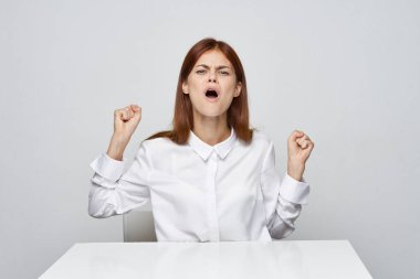 Ofisteki masada oturan genç bir iş kadını. Çok kızgın.