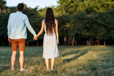 Genç çift parkta eğleniyor.