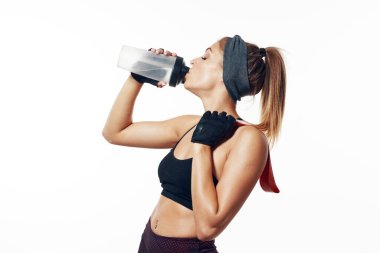 Stüdyo çekimi. Genç ve zinde bir kadın, yalnız. 