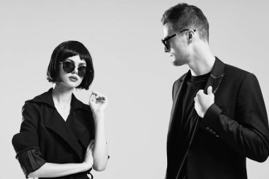 Stüdyoda poz veren güzel bir çift. Siyah ve beyaz