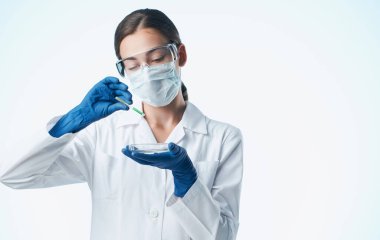  Laboratuvardaki genç kadın doktor.            