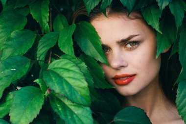 Bahçede poz veren güzel bir kadın.                          