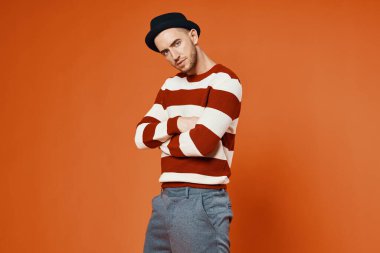 Stüdyoda poz veren genç, yakışıklı bir adam.