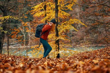 Seyahat eden genç bir kadın.                     