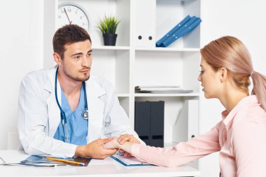 Hastanedeki hastası olan genç bir doktor. 