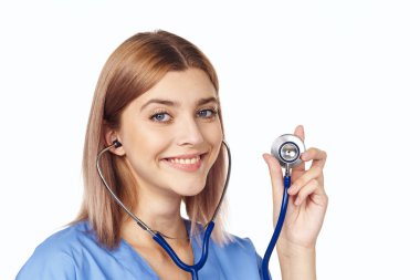 Beyaz steteskoplu genç ve güzel hemşire.