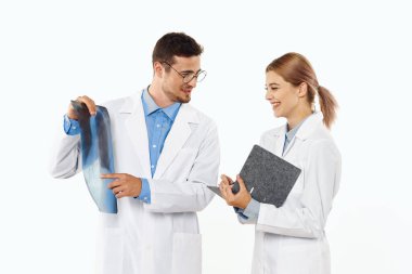 Stüdyo çekimi. Genç radyoloji uzmanı ve röntgenci.