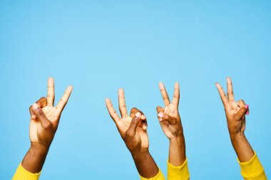 Stüdyoda zafer jestleri yapan genç Afrikalı çift.  