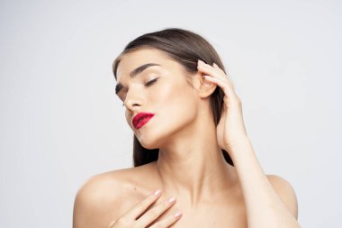 Dudaklarında kırmızı ruj olan güzel bir kadının portresi. Güzellik, moda fotoğrafçılığı 