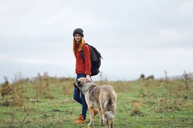 Sonbaharda seyahat eden genç bayan turist 
