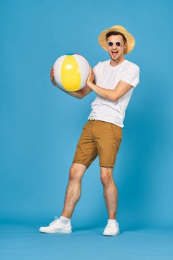 Genç adam stüdyoda topla oynuyor. 