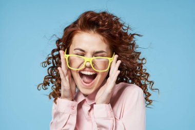 Genç ve güzel bir kadın gözlük takıyor