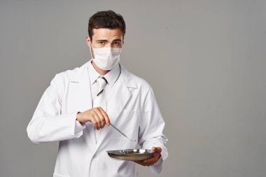 Stüdyoda tıbbi aletleri olan bir dişçi. İlaç, sağlık hizmetleri