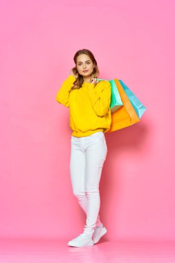  Kese kağıdıyla güzel bir kadın.           