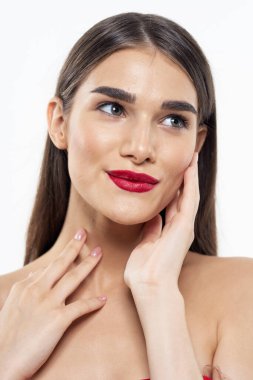 Dudaklarında kırmızı ruj olan güzel bir kadının portresi. Güzellik, moda fotoğrafçılığı 