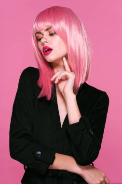 Stüdyoda poz veren pembe peruklu güzel bir kadın. 
