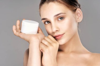 Stüdyoda güzel bir kadının portresi.