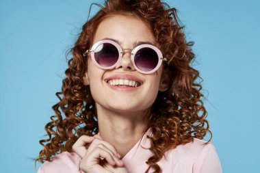 Güneş gözlüğü takan güzel bir kadın.