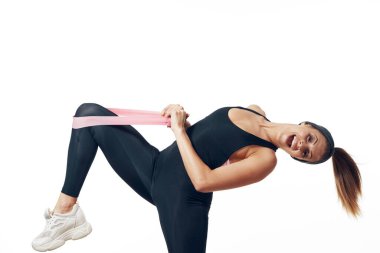 Stüdyo çekimi. Genç, zinde bir kadın esniyor, izole edilmiş bir geçmişi var.