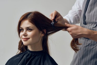 Genç adam kuaför ve müşterisi kuaförde          