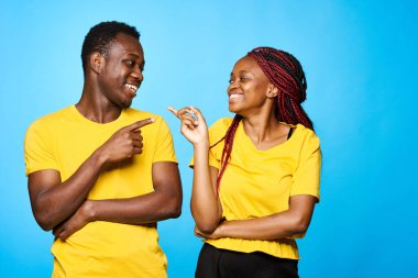 Afrika görünümlü erkek ve kadın izole edilmiş bir geçmişe işaret ediyor.