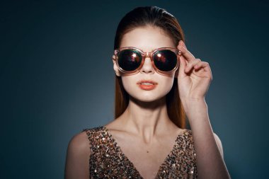      Güneş gözlüğü takan güzel bir kadın.                           