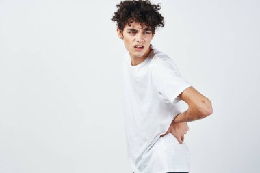 Stüdyoda poz veren genç yakışıklı adam. 