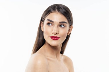 Dudaklarında kırmızı ruj olan güzel bir kadının portresi. Güzellik, moda fotoğrafçılığı 