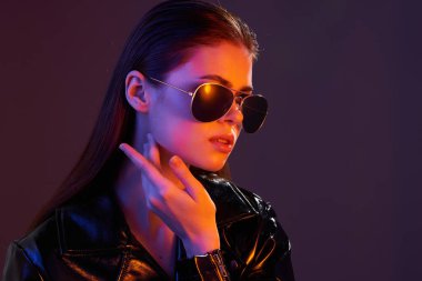   Stüdyoda poz veren güzel bir kadın.