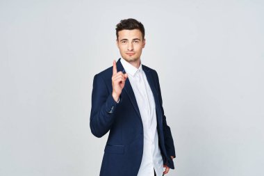 Genç yakışıklı iş adamı işaret ediyor