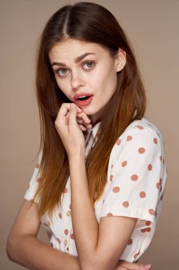 Stüdyoda poz veren güneş gözlüklü güzel bir kadın. 