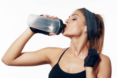 Stüdyo çekimi. Genç ve zinde bir kadın, yalnız. 