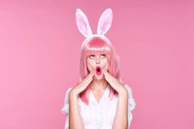 Tavşan kulaklı genç bir kadın stüdyoda poz veriyor. 
