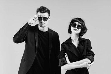 Stüdyoda poz veren güzel bir çift. Siyah ve beyaz