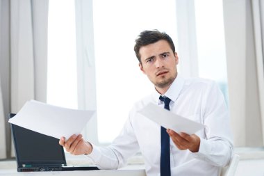 Genç yakışıklı işadamı Wirh belgeleri ofiste. 