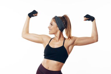 Stüdyo çekimi. Genç formda kadın boksör egzersiz yapıyor, izole edilmiş bir geçmişi var.