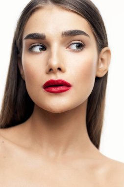 Dudaklarında kırmızı ruj olan güzel bir kadının portresi. Güzellik, moda fotoğrafçılığı 